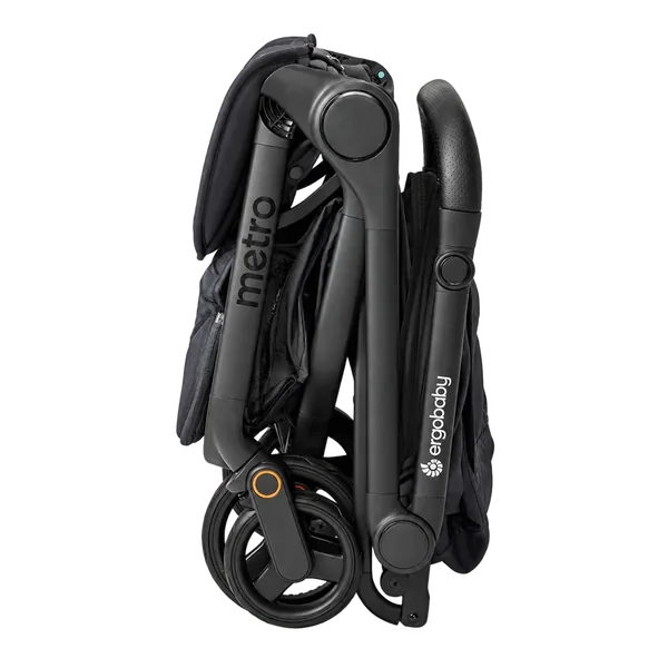 Ergobaby Metro 3 noire repliée dans son format compact